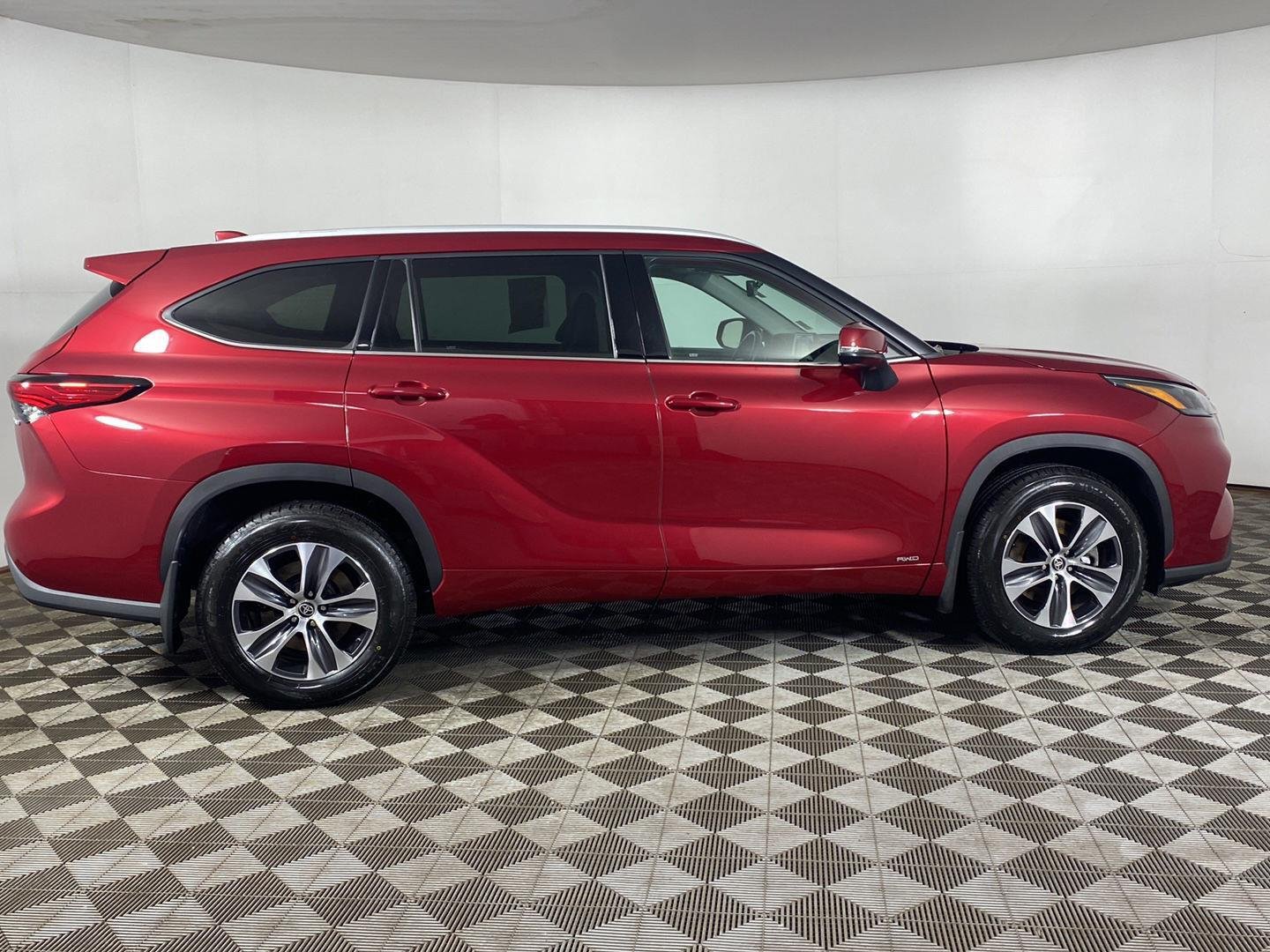 Used 2022 Pearl Toyota XLE image 7
