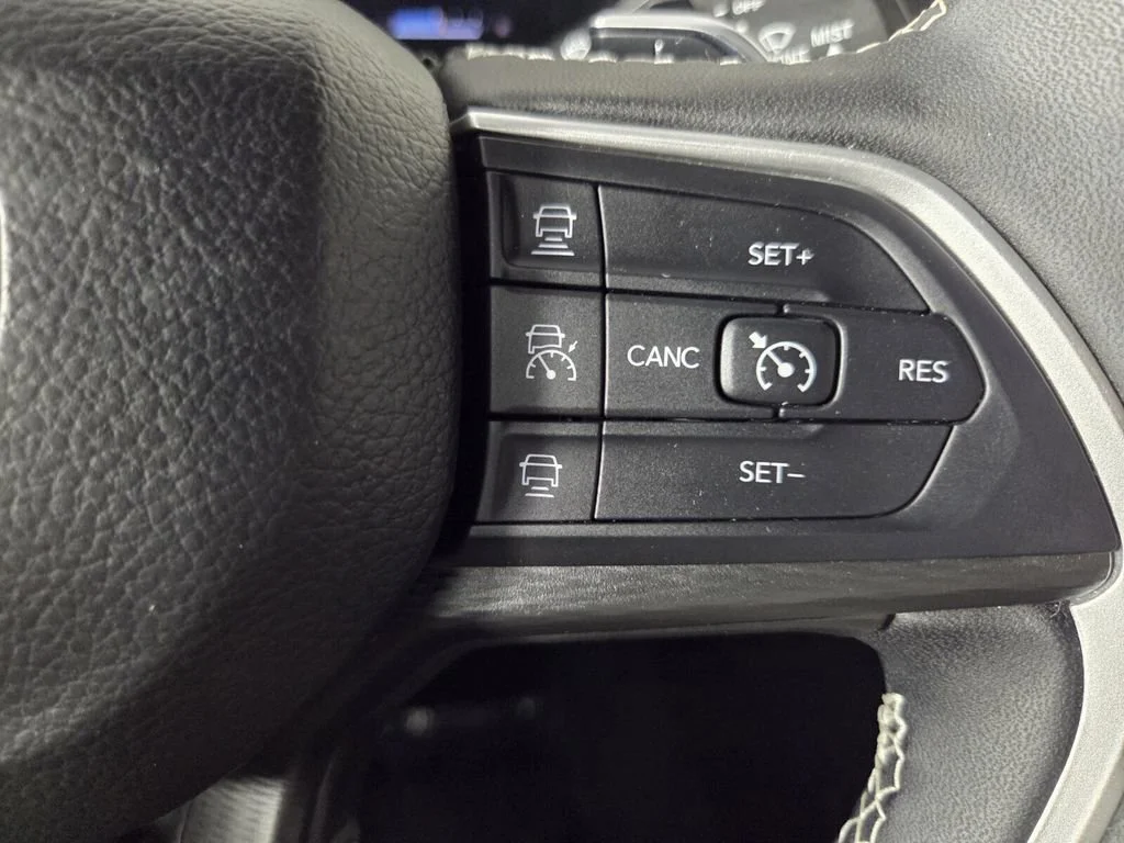 Used 2025 Silver Zynith Jeep Altitude image 19