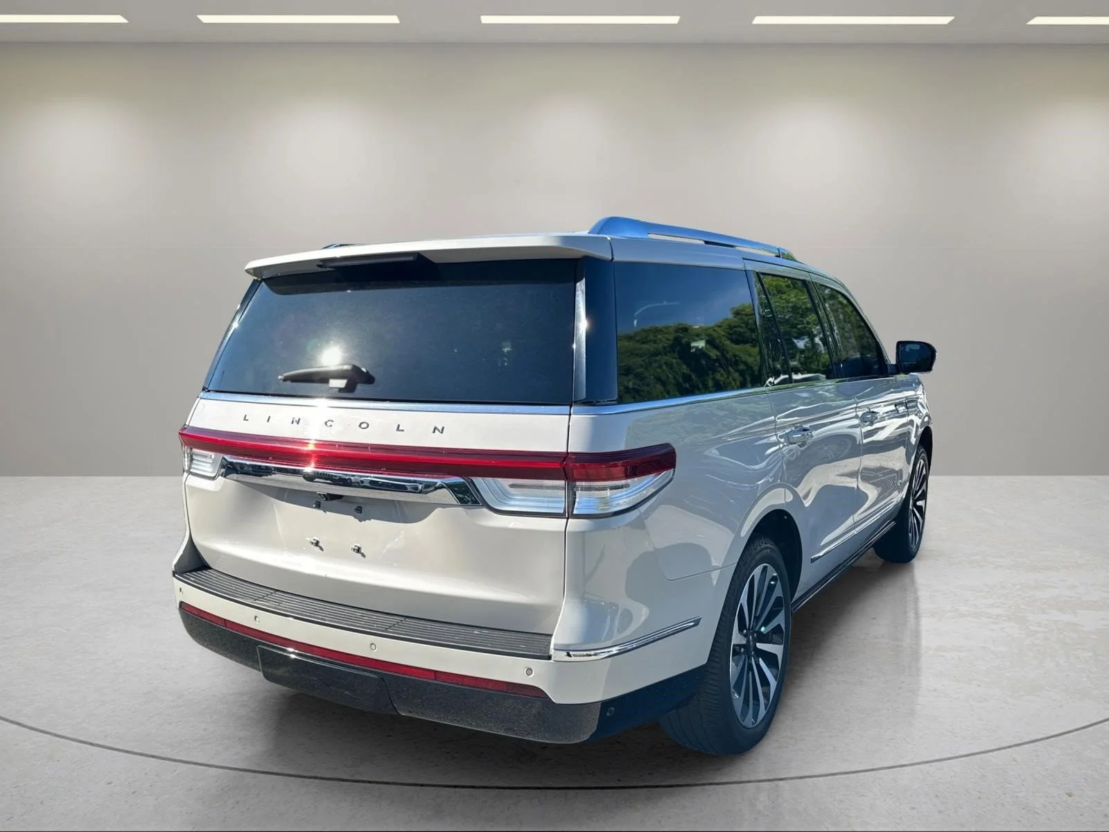 Used 2024 Pearl Metallic Lincoln Reserve image 5