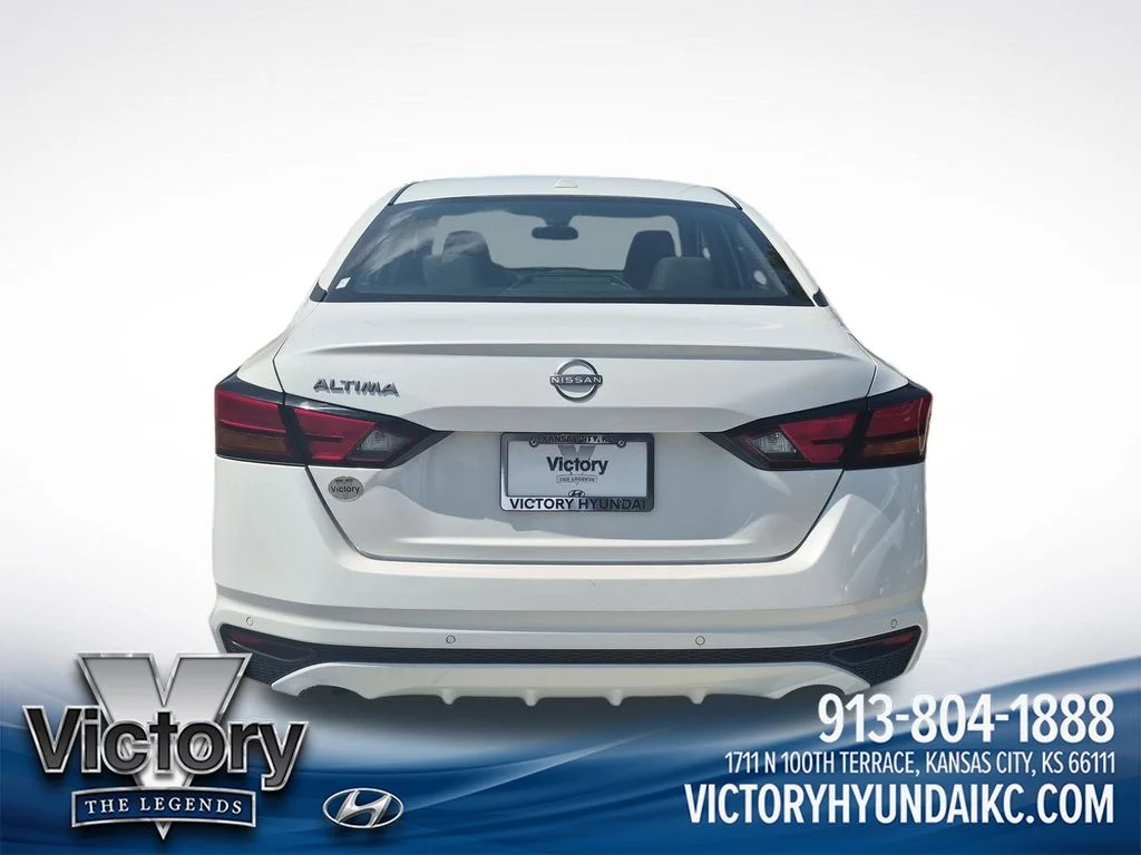 Used 2025 White Nissan 2.5 SV image 4