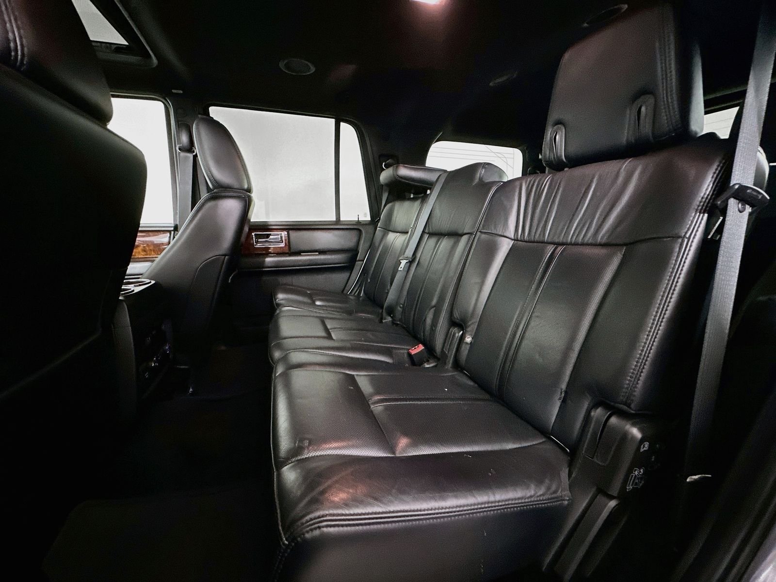 Used 2015 Magnetic Metallic Lincoln Base image 26