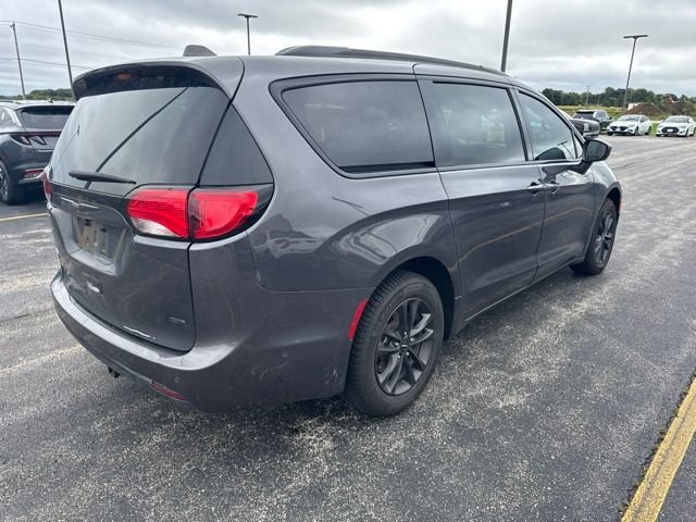 Used 2020 Granite Crystal Metallic Clearcoat Chrysler Launch Edition image 3