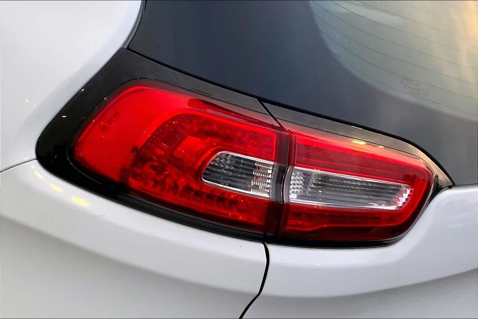 Used 2014 Bright White Clearcoat Jeep Sport image 27