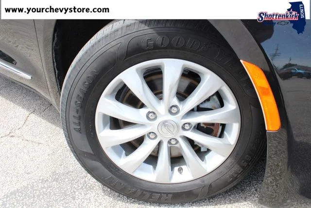 Used 2019 Black Chrysler Touring L image 6