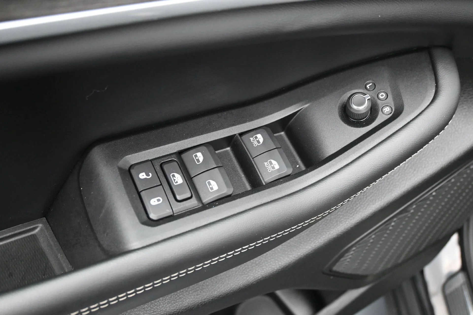Used 2025 Diamond Black Crystal Pearlcoat Jeep Limited image 23