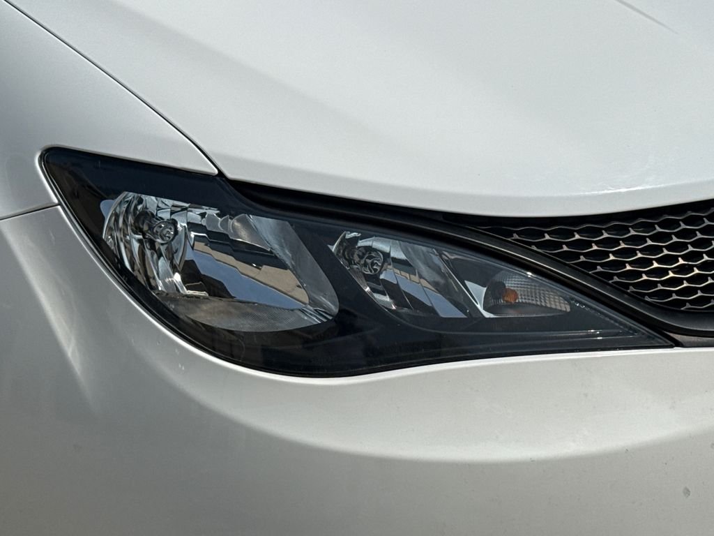 Used 2022 White Chrysler LX image 4