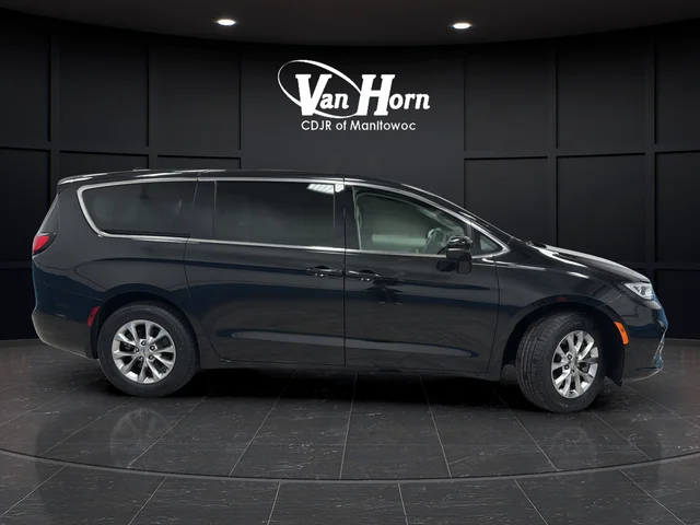 Used 2023 Brilliant Black Crystal Pearlcoat Chrysler Touring L image 8
