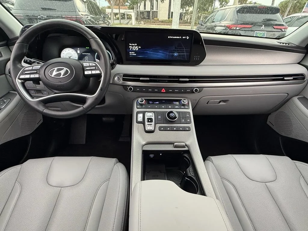 Used 2024 Black Hyundai SEL 8P image 14