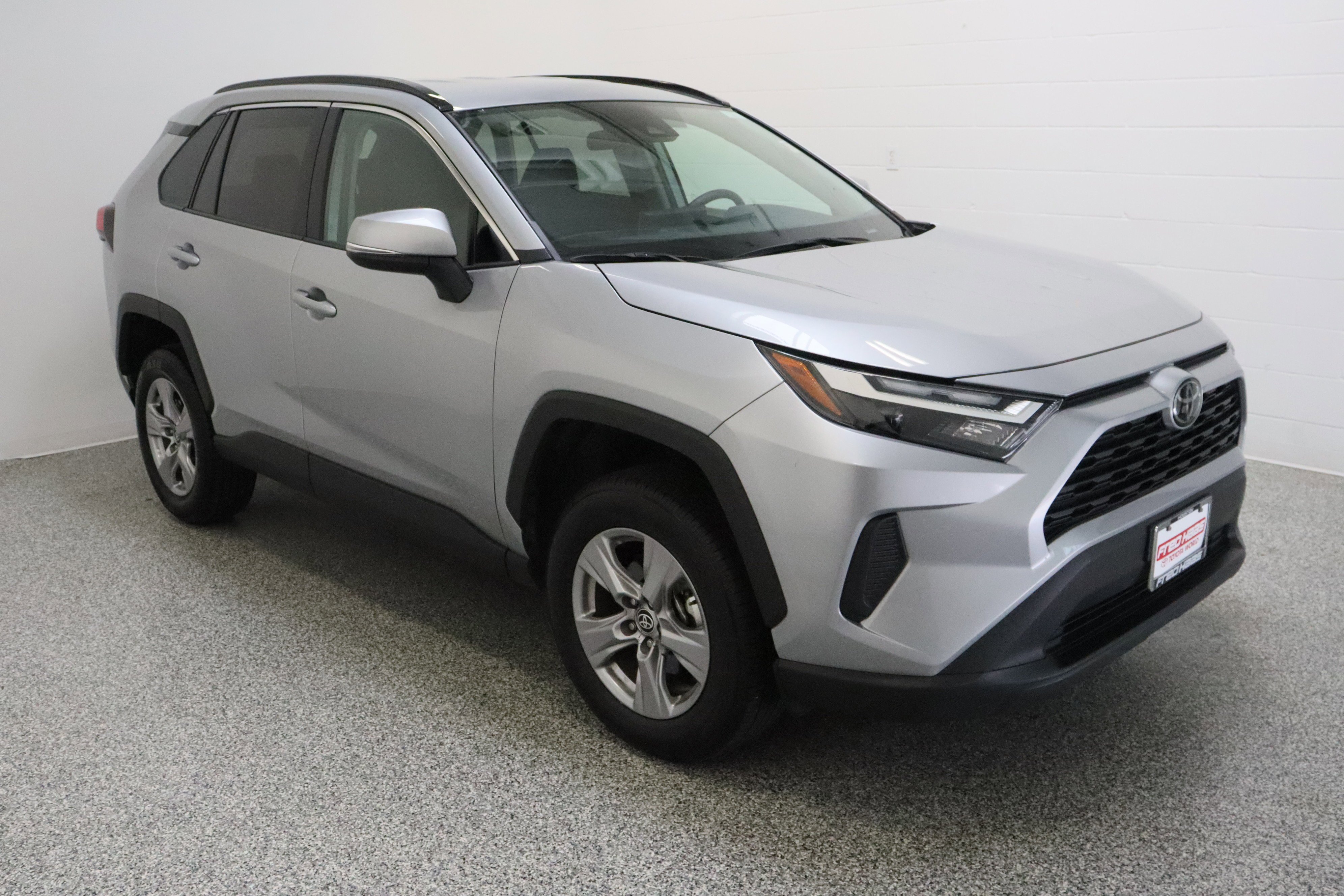 Used 2025 Silver Sky Metallic Toyota XLE 2.5L image 4