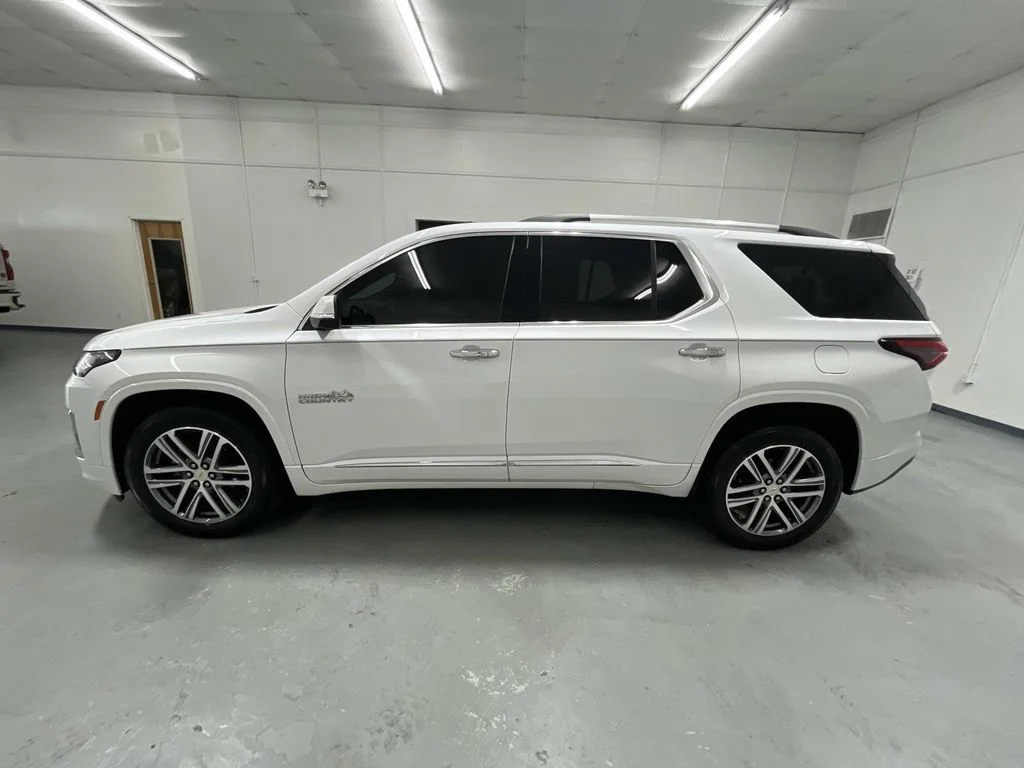 Used 2023 Iridescent Pearl Tricoat Chevrolet High Country image 5