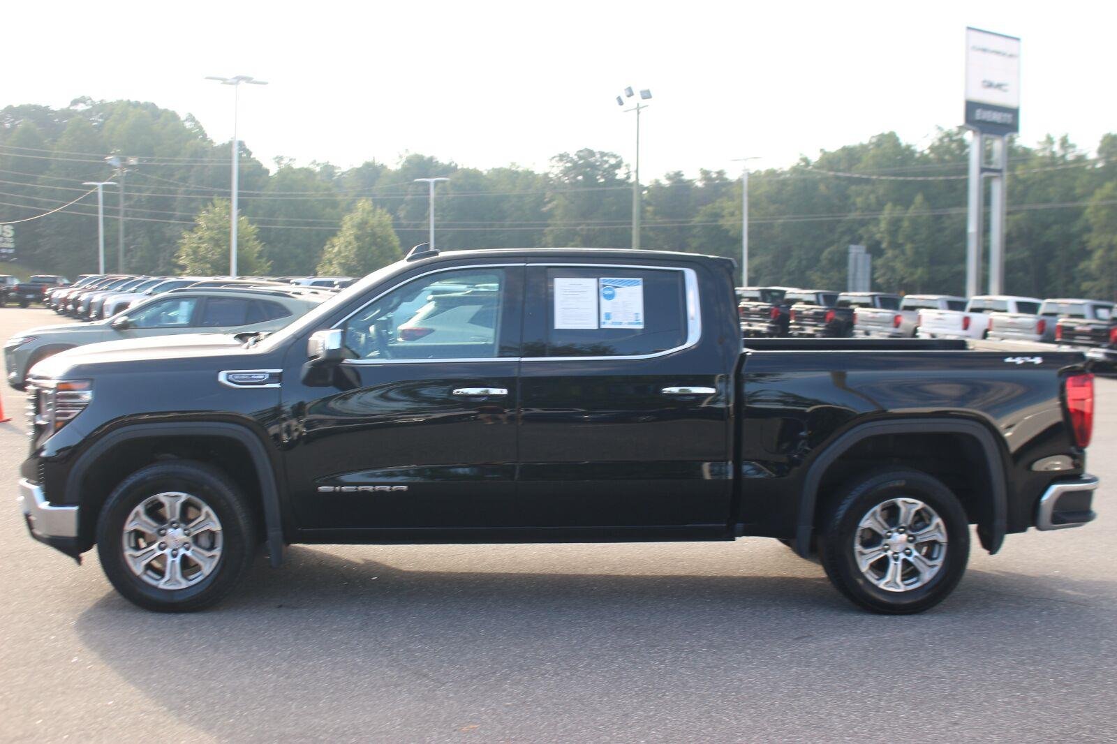 Used 2025 Onyx Black GMC SLT image 4