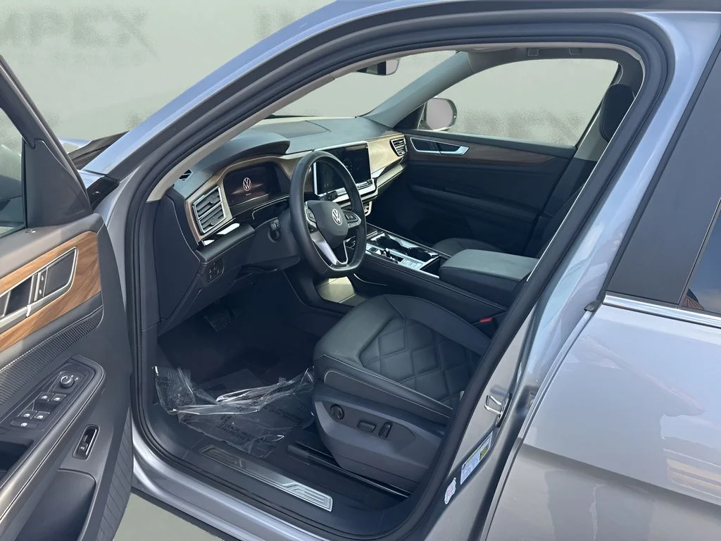 Used 2025 Silver Volkswagen 2.0T SE w/Technology image 9
