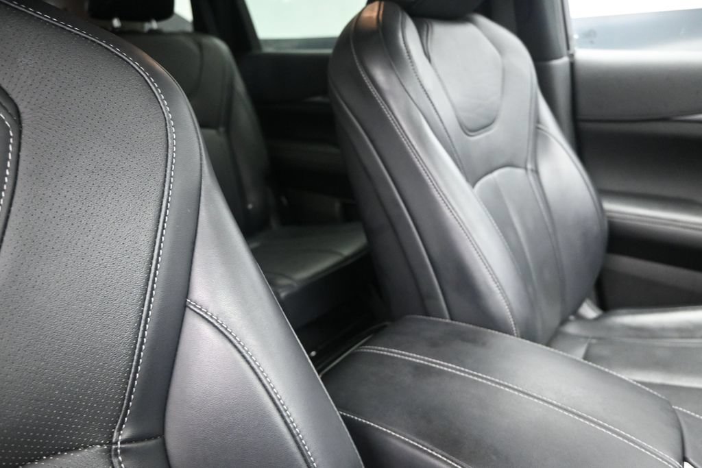 Certified Used 2023 White INFINITI LUXE image 27