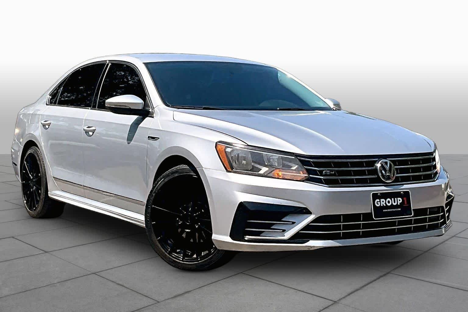 Pre-Owned 2017 Volkswagen Passat R-Line W/Comfort Pkg