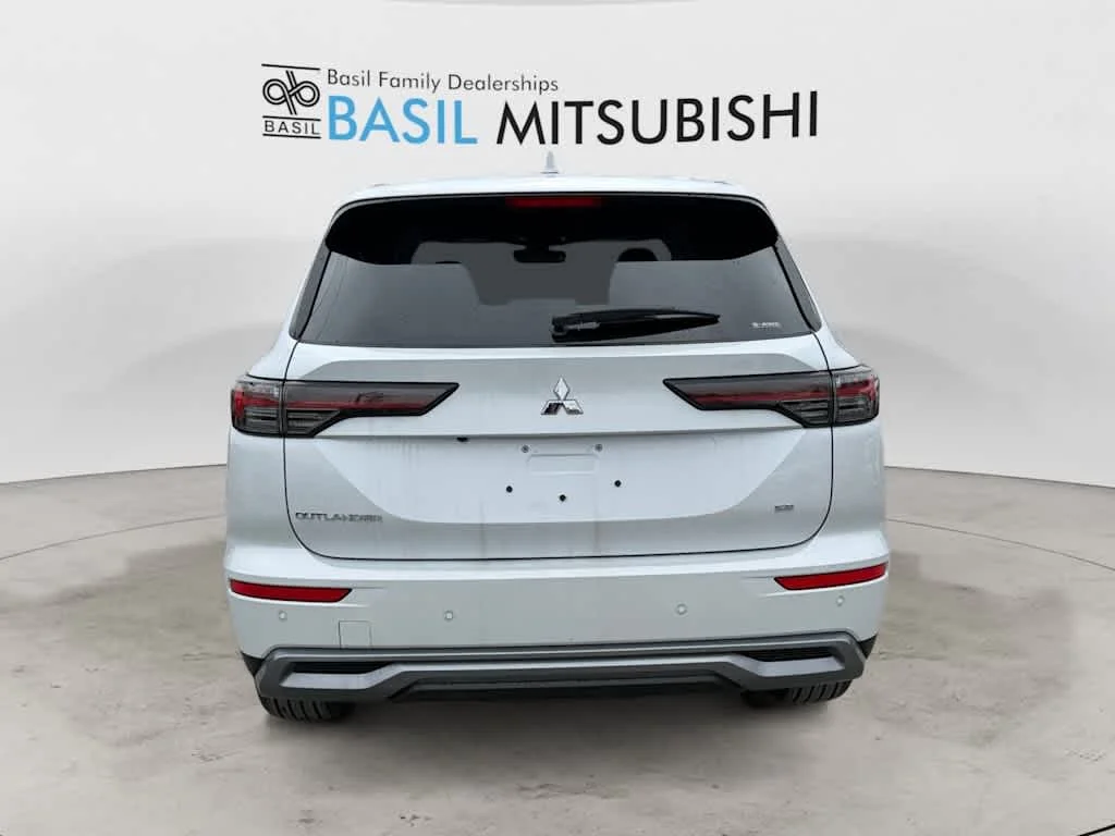 Used 2025 White Diamond Mitsubishi SE image 4