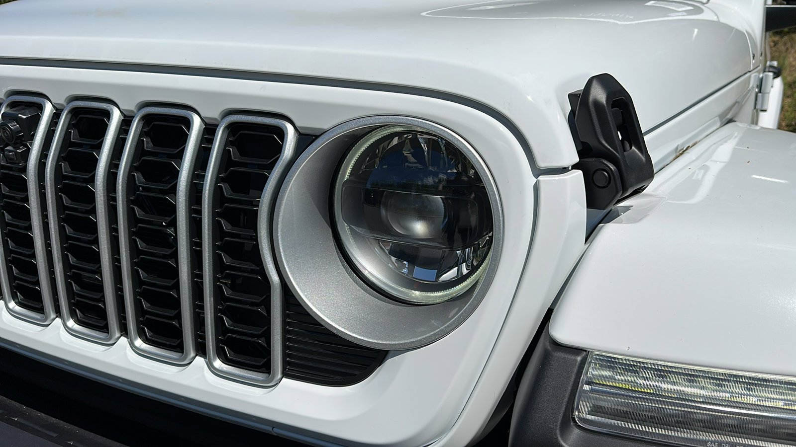 2025 Jeep Wrangler Sahara photo 4