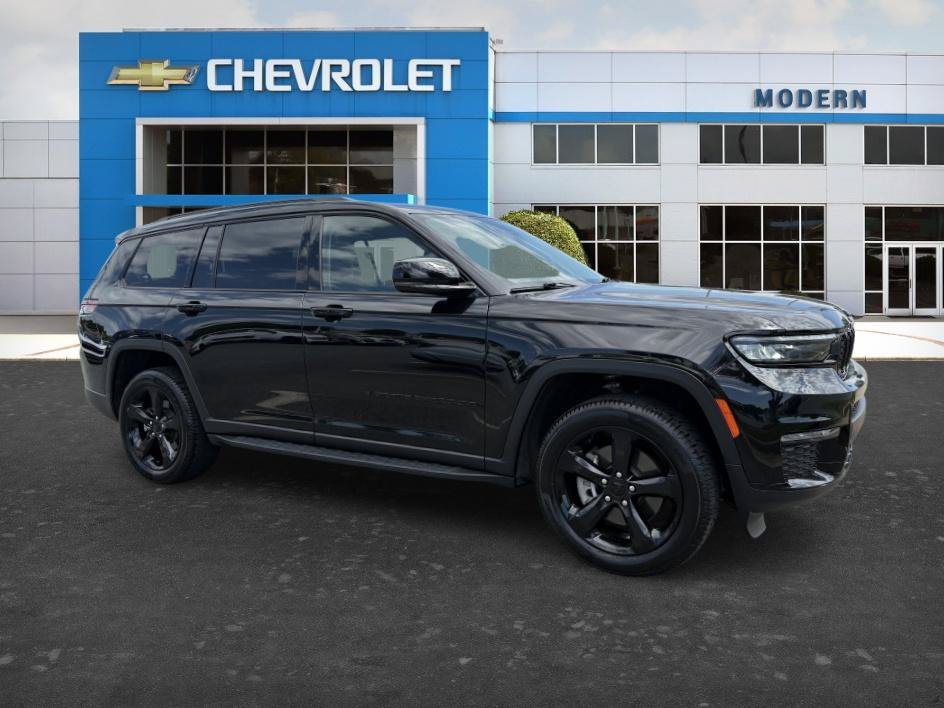 Used 2023 Diamond Black Crystal Pearlcoat Jeep Limited image 6