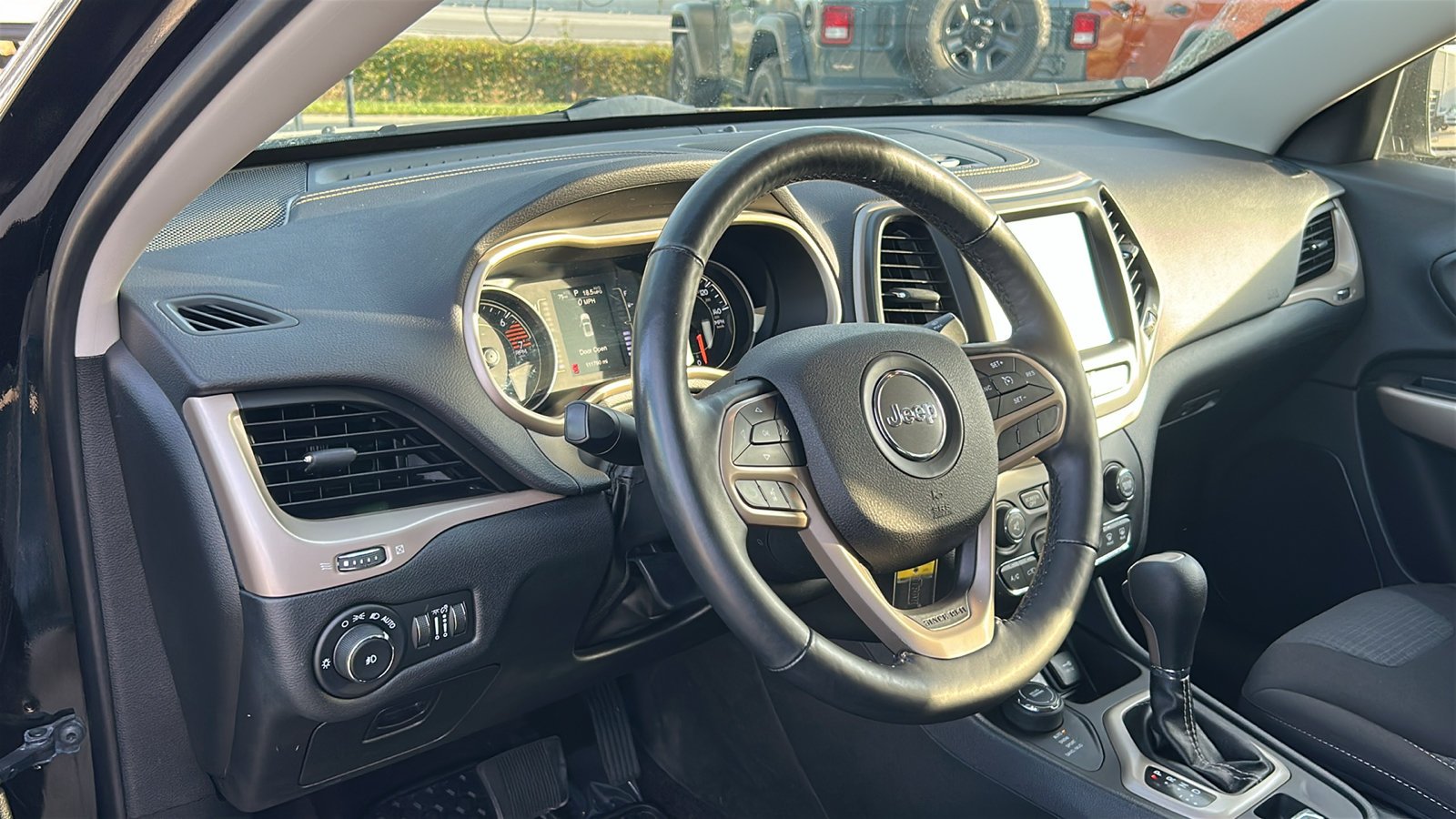 Used 2017 Black Jeep Latitude image 11