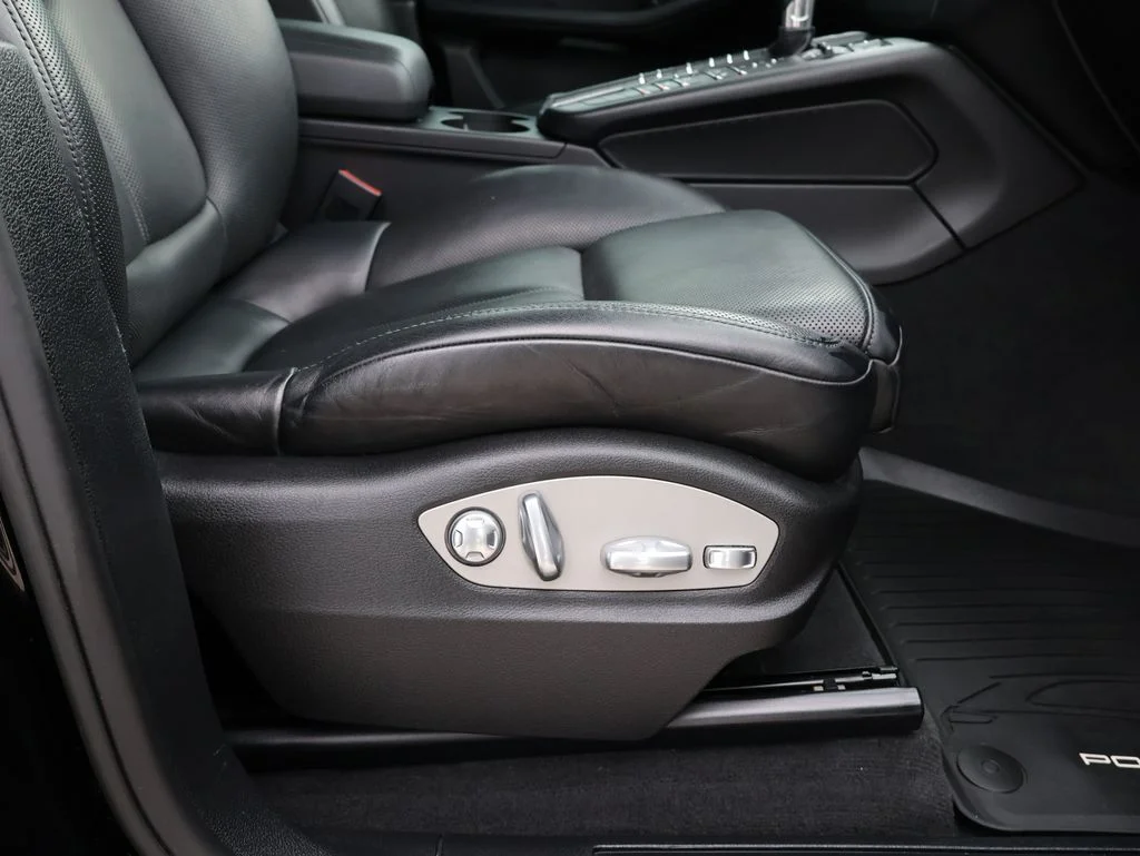 Used 2018  Porsche Base image 11