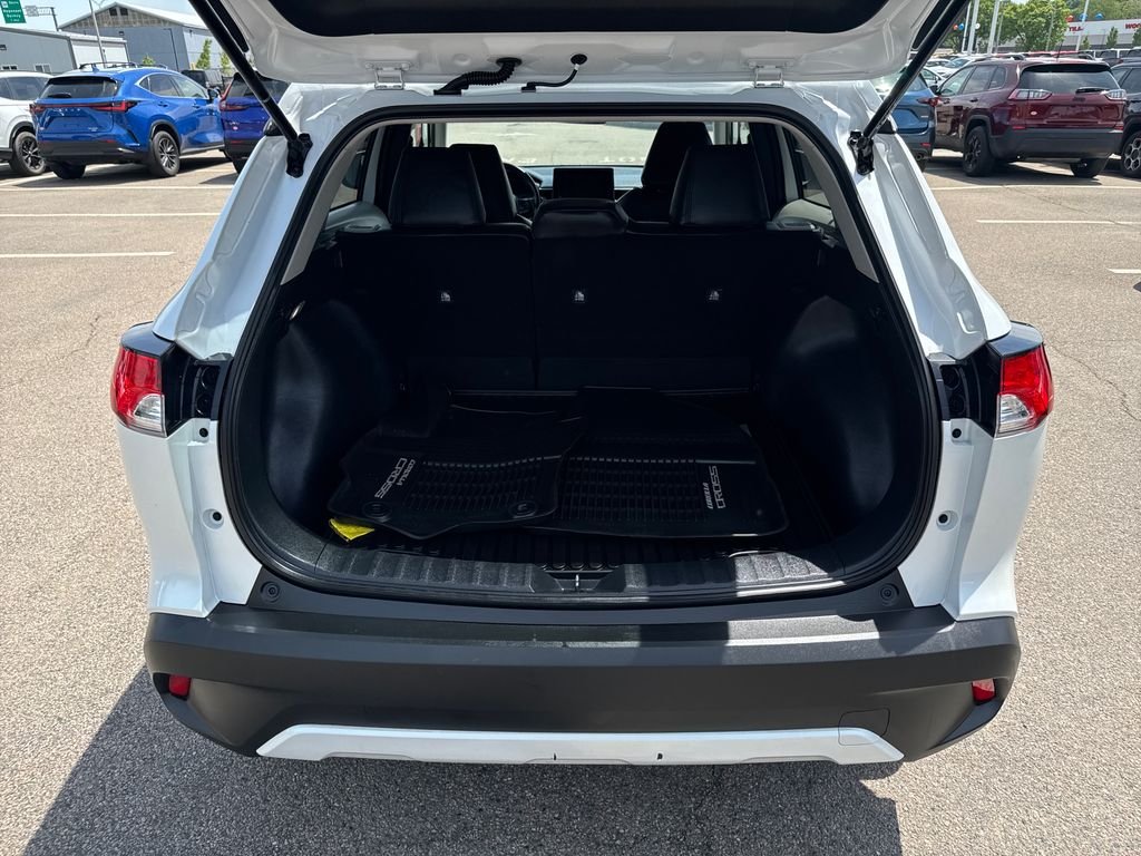 Used 2023 Off-white Toyota LE image 7