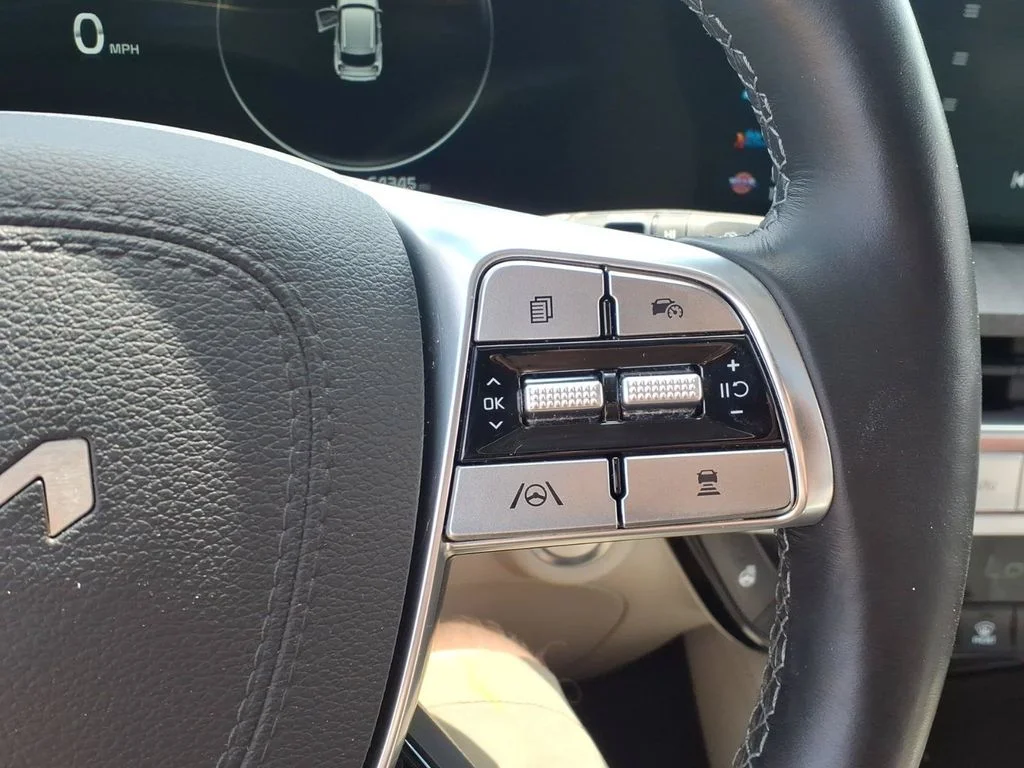 Used 2023 White Kia SX-Prestige image 29