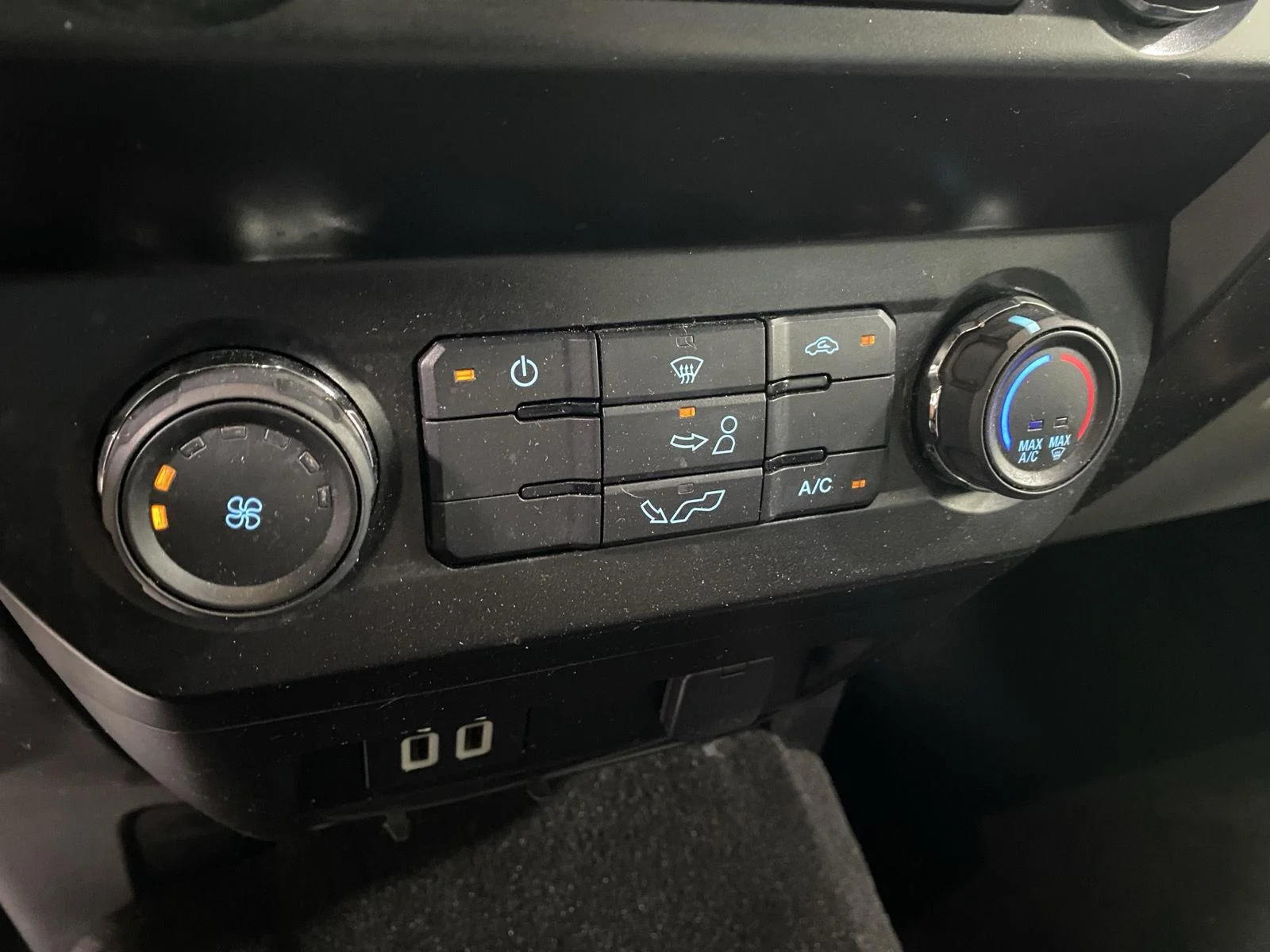Used 2019 Oxford White Ford XLT image 25