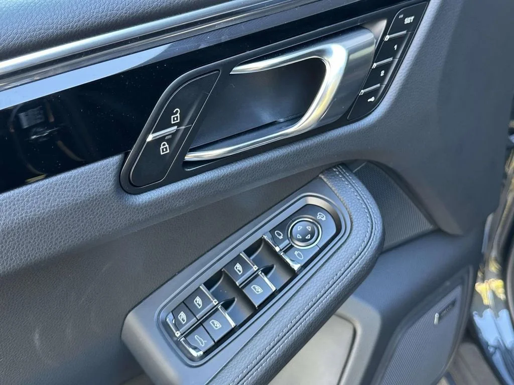 2026 Porsche Macan - Photo 18