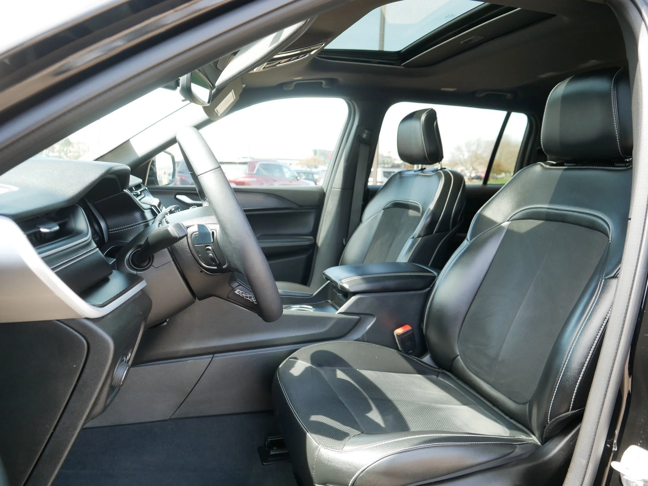 Used 2024 Diamond Black Crystal Pearlcoat Jeep Altitude X image 32