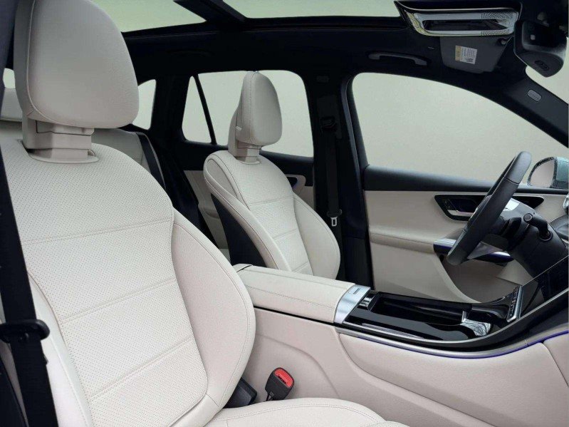 Used 2025 Verde Silver Metallic Mercedes-Benz GLC 300 image 27