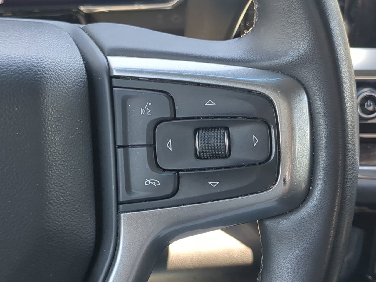 Used 2025 Summit White Chevrolet LT image 25