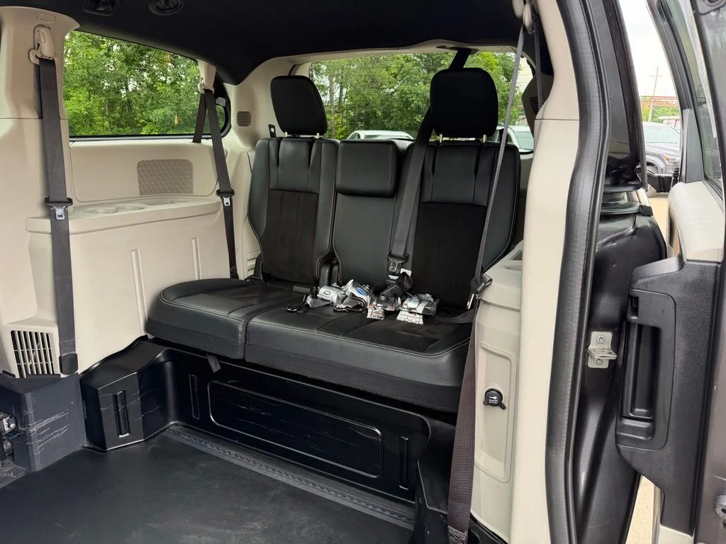 Used 2019 Gray Dodge SXT image 25
