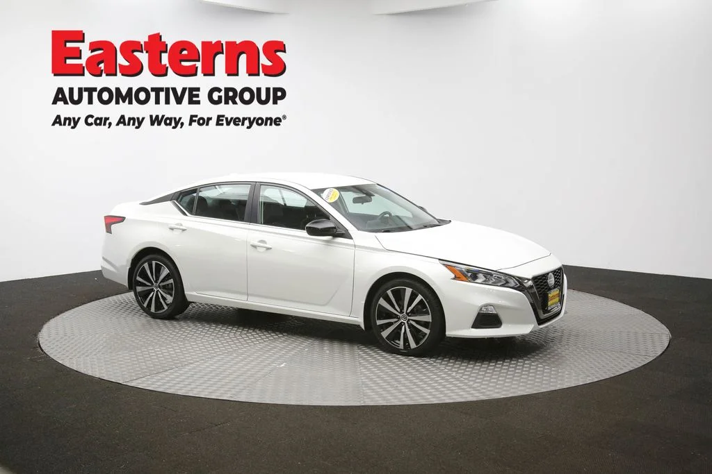 Used 2022 White Nissan 2.5 SR image 43