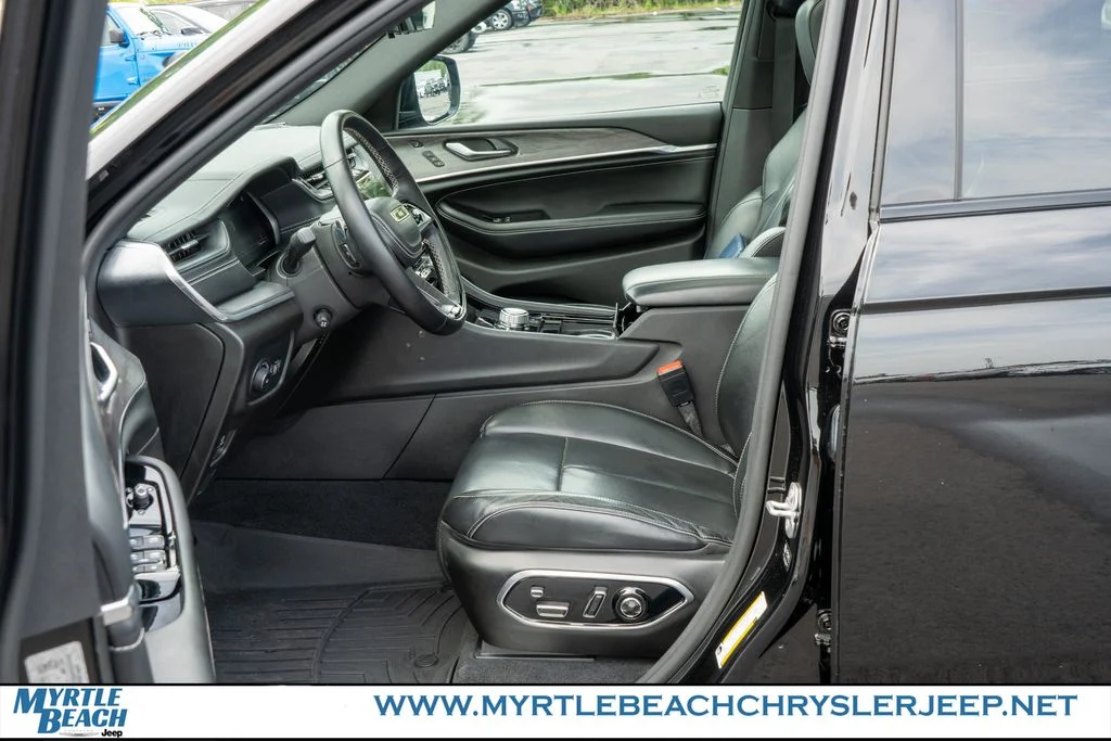 Used 2022 Diamond Black Jeep Overland image 17