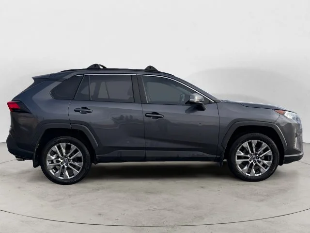 Used 2019 Gray Toyota XLE Premium image 4