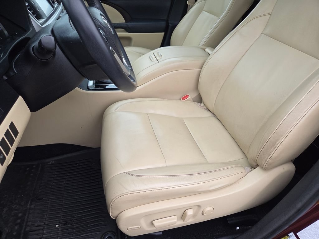 Used 2015 Ooh La La Rouge Mica Toyota XLE V6 image 6
