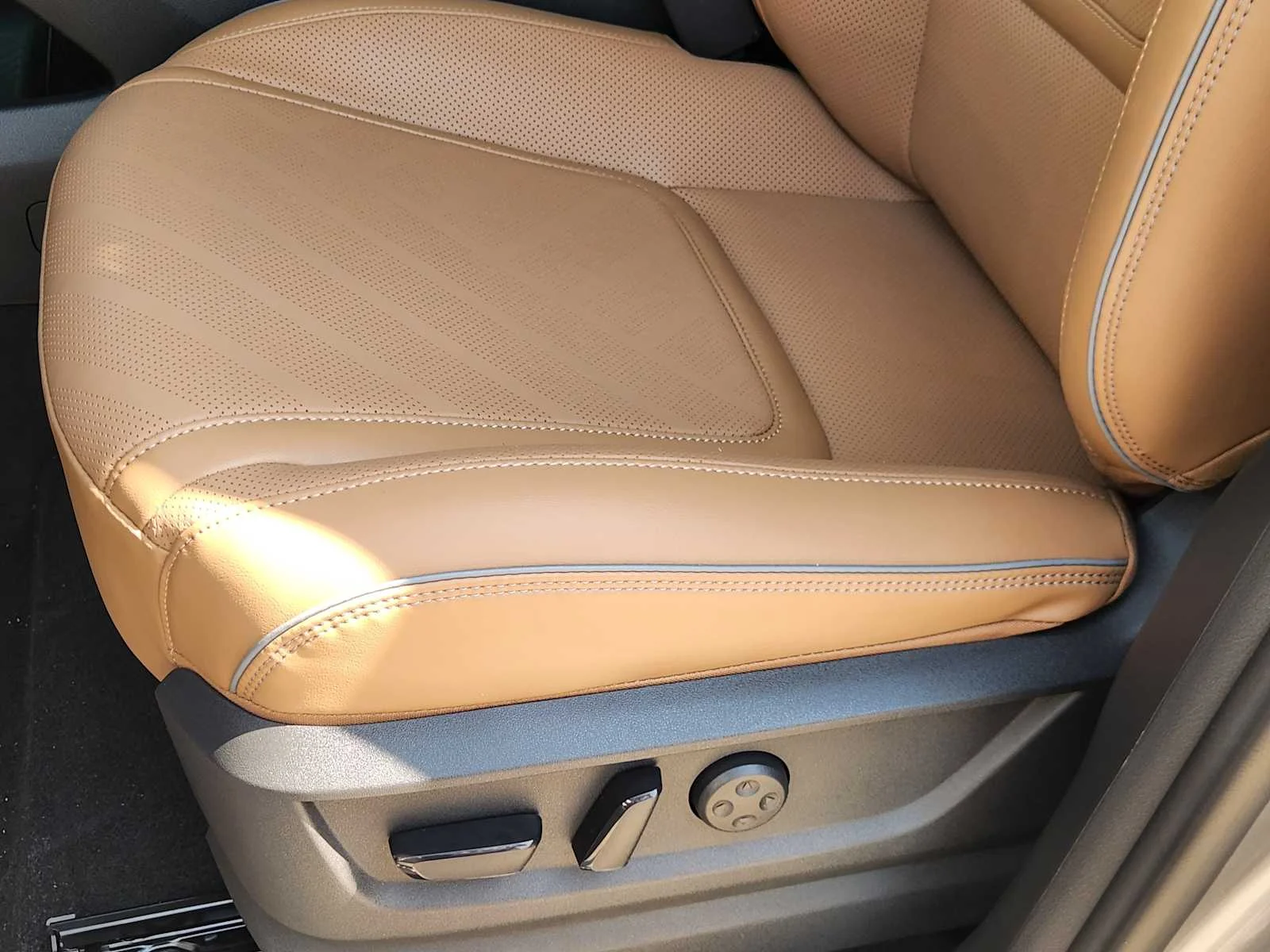 New 2027 DYNAMIC METAL INFINITI Luxe 2WD image 16
