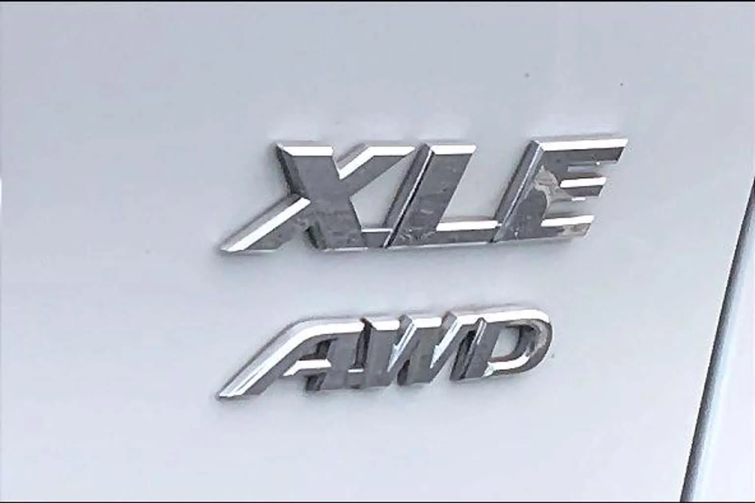 Used 2024 Wind Chill Pearl Toyota XLE Premium image 9