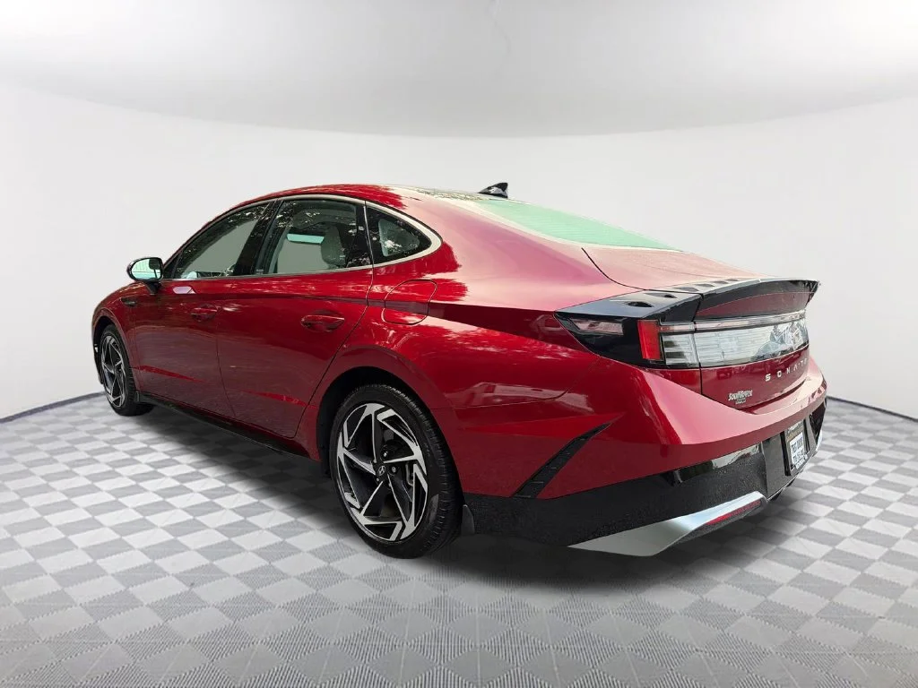 Used 2025 Red Hyundai SEL Convenience image 7