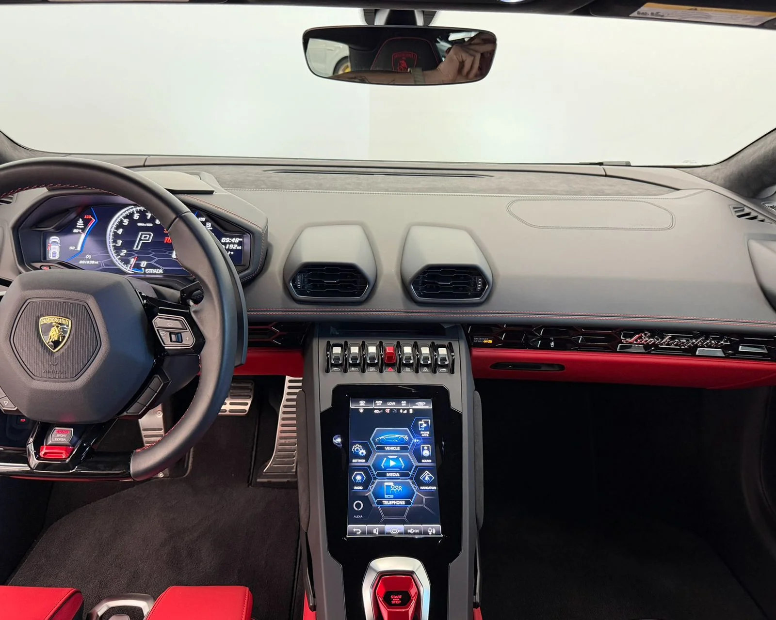 Used 2022  Lamborghini Base image 23