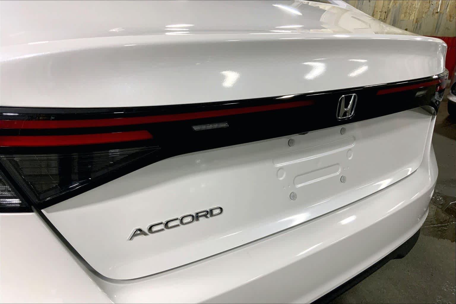 Used 2023 Platinum White Pearl Honda LX image 31