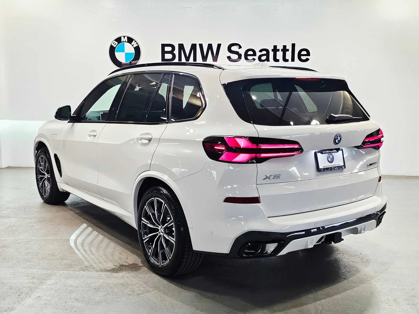 New 2026 Alpine White BMW xDrive50e image 4
