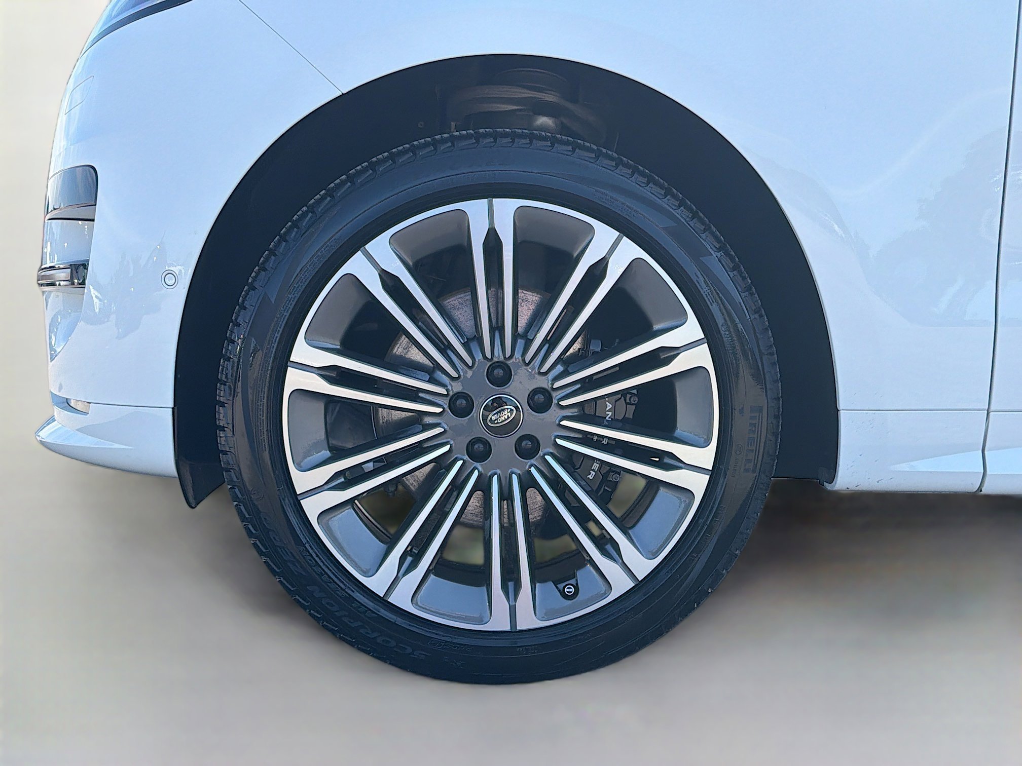 Used 2023 Fuji White Land Rover SE Dynamic image 44