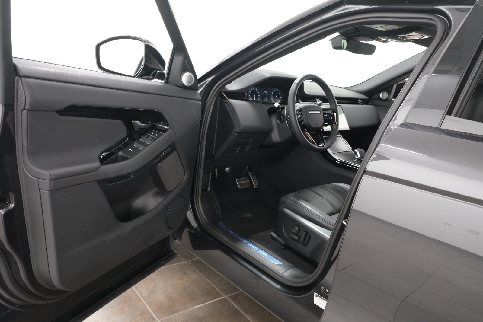 Used 2024 Carpathian Gray Premium Metallic Land Rover Dynamic image 24