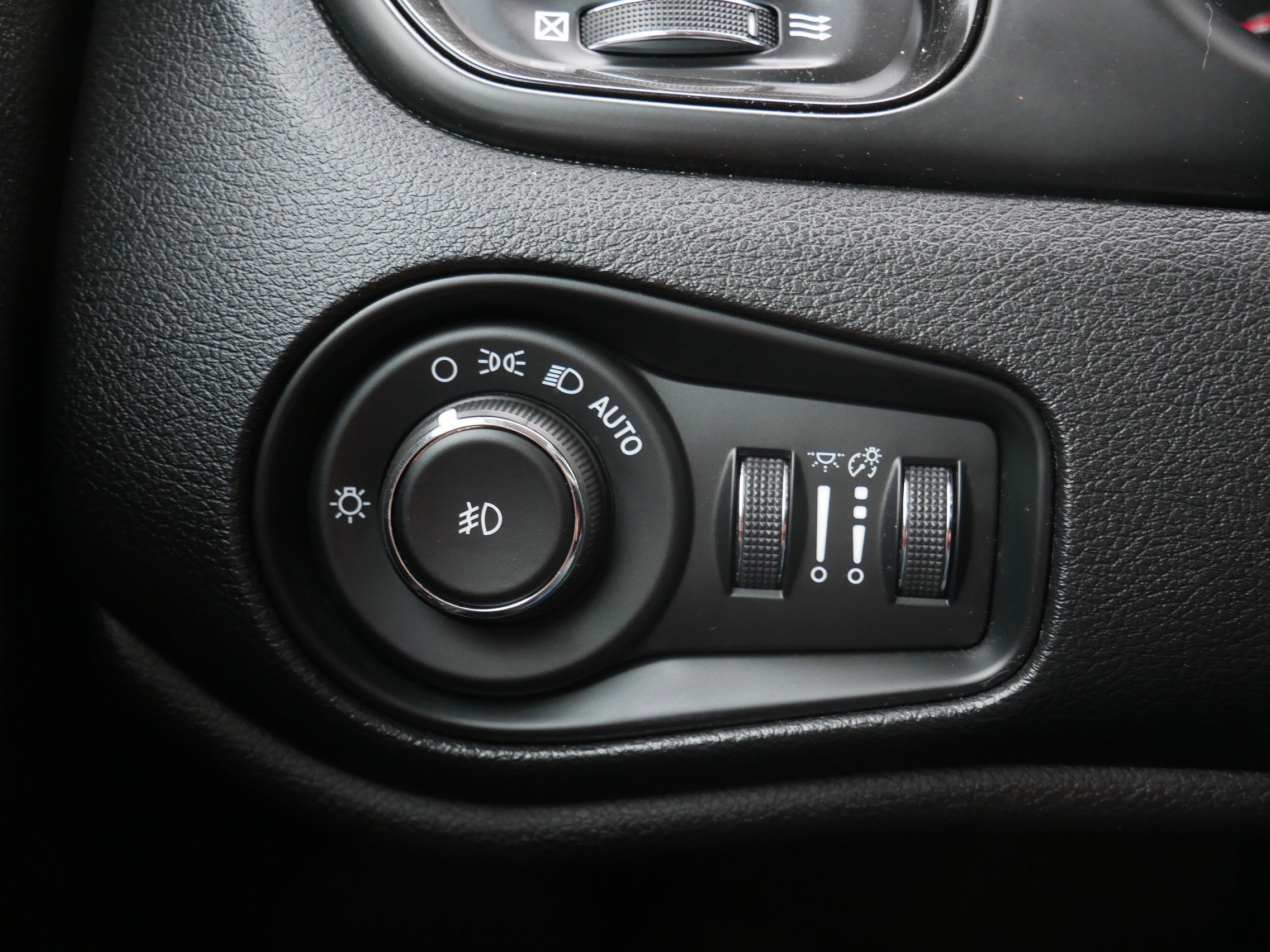 Used 2018 Granite Crystal Metallic Clearcoat Jeep Altitude image 26