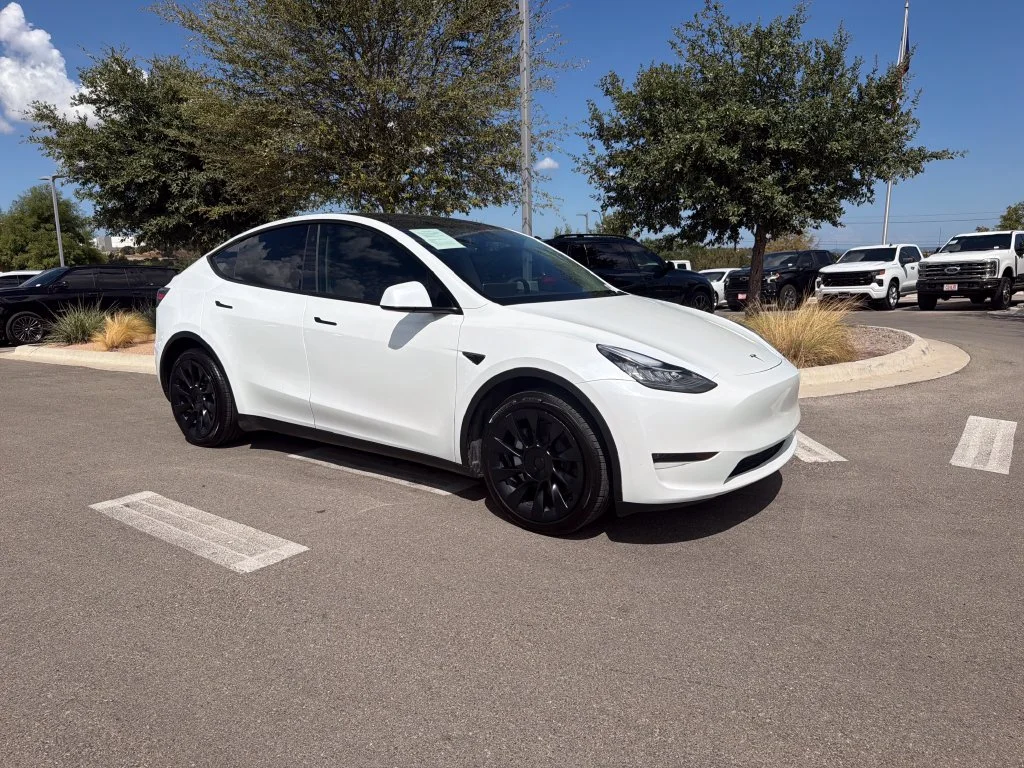 Used 2023  Tesla Standard Range image 1