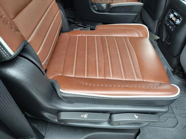 2024 GMC Yukon Denali Ultimate - Photo 33