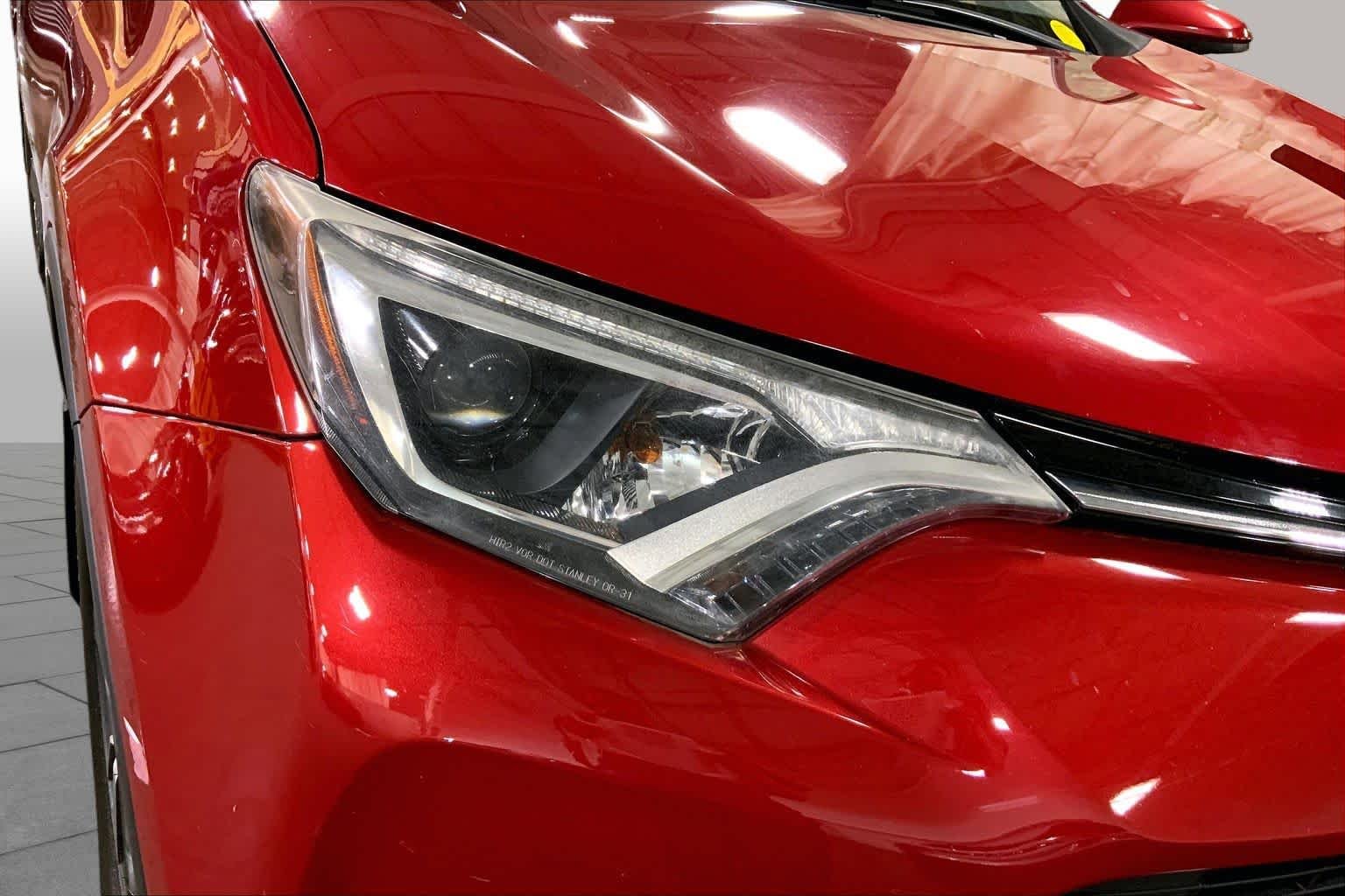 Used 2016 Barcelona Red Metallic Toyota XLE image 28