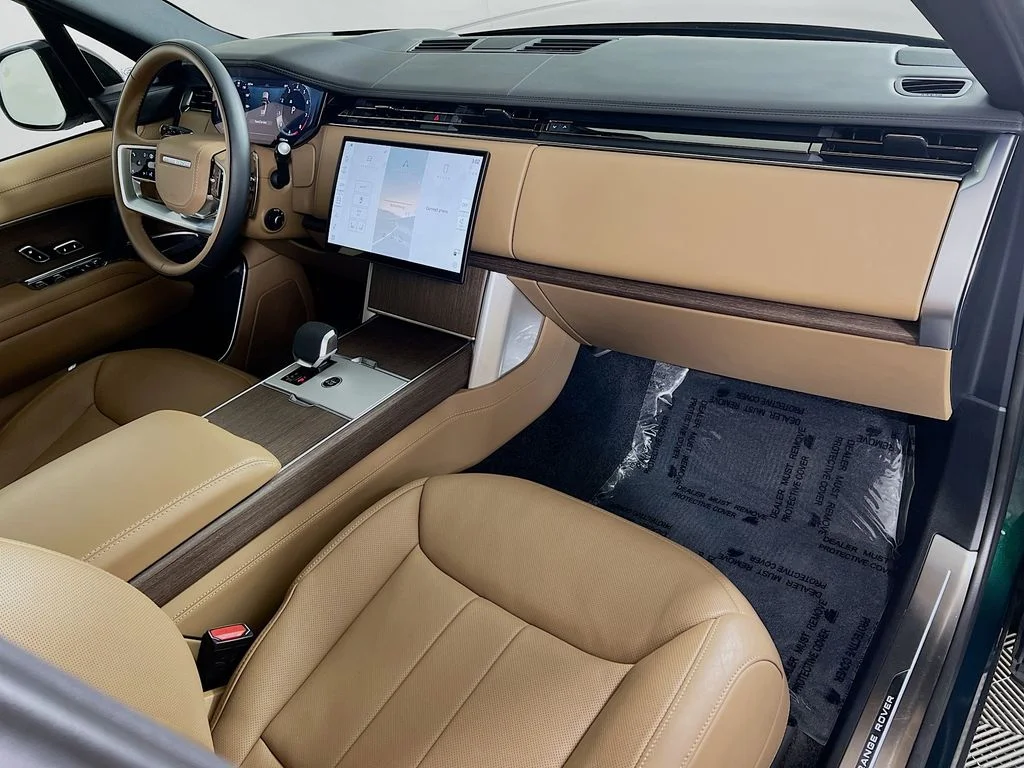Certified Used 2025 British Racing Green SV Bespoke Ultra Met Gloss Land Rover SE image 31