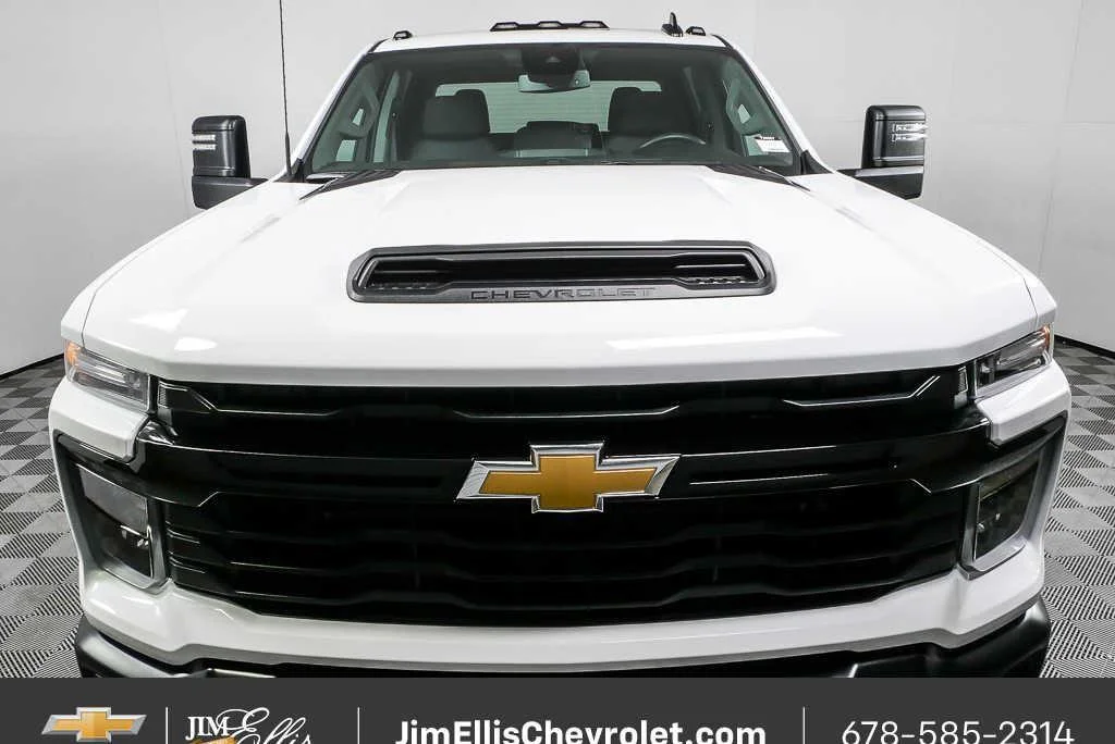 New 2026 Summit White Chevrolet WT image 23