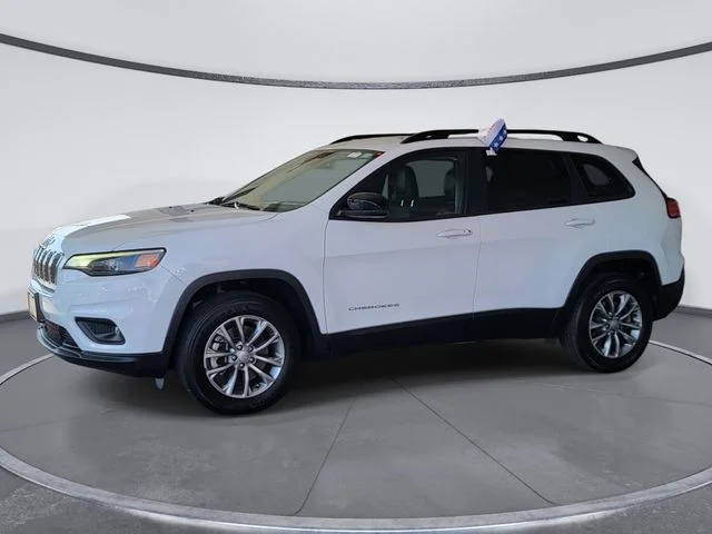 Used 2022 White Jeep Latitude Lux image 4